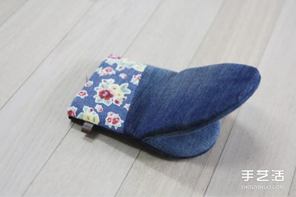 Old jeans are repurposed and DIY is used to make beautiful baking gloves