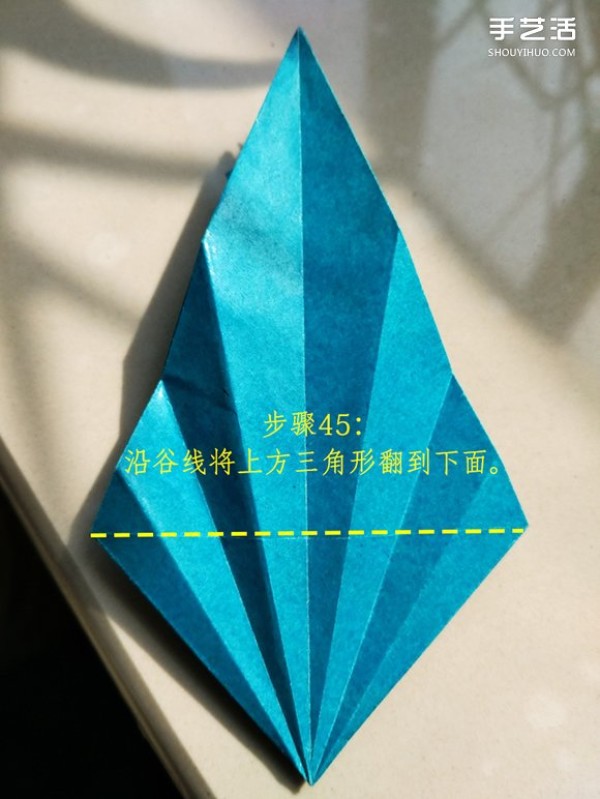 The folding method of the frog on the leaf illustrates the process of the frog on the origami leaf