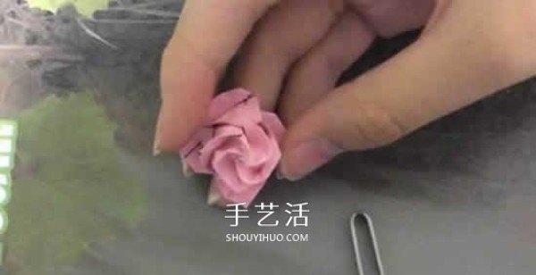 Tutorial on folding flowers on sticky notes with mini rose origami illustrations