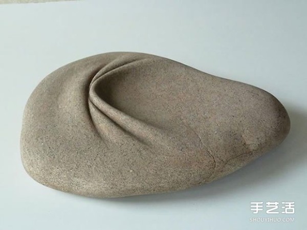 The stone carvings made by skillful hands are given smooth and natural curves