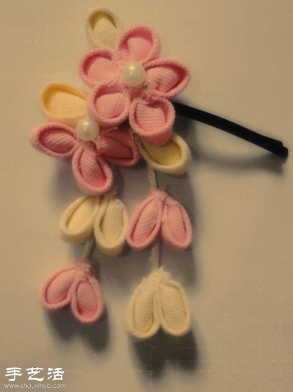 DIY makes small fresh flower hairpins