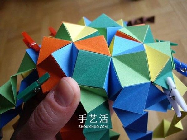 The steps of folding a paper ball and the picture of the detailed steps of origami balls