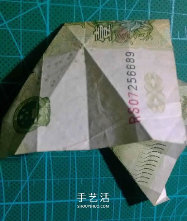 Illustration of the folding method of the hexagonal badge, origami hexagonal badge with one yuan bill