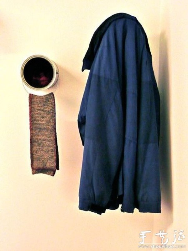 Environmentally friendly small production of coat racks made from waste paint buckets