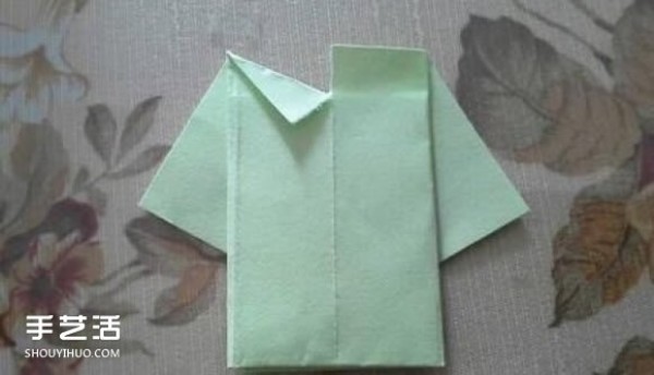 The folding method of a simple shirt illustrates the steps of childrens handmade origami shirts