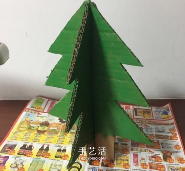 How to make a large three-dimensional Christmas tree from corrugated paper