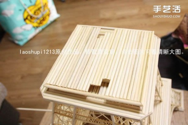 A detailed illustrated tutorial on making a model of the Eiffel Tower using chopsticks and bamboo skewers