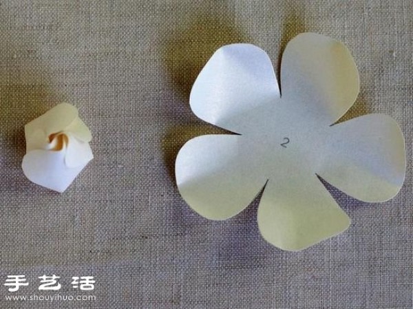 Illustrated tutorial on hand-made gardenias from cardboard