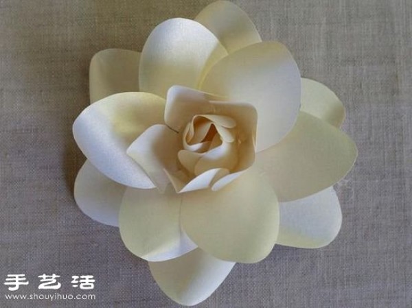 Illustrated tutorial on handmade gardenias made from cardboard