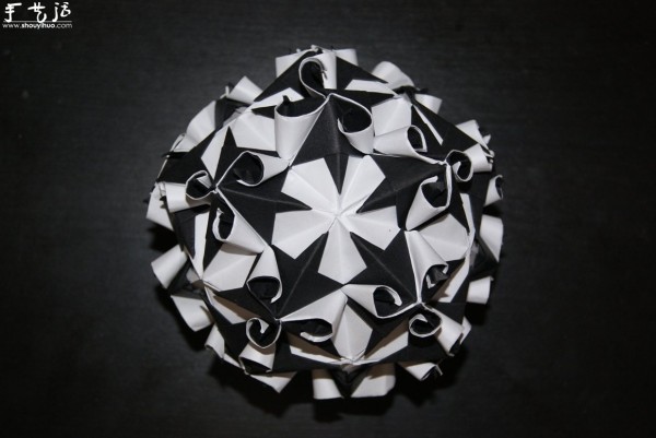 Appreciation of paper-colored love song in black and white with origami works