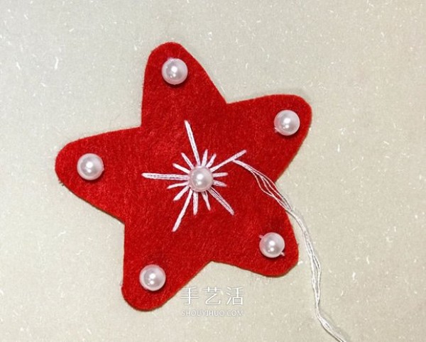 Illustrations of super cute handmade Christmas tree pendants made of non-woven fabrics