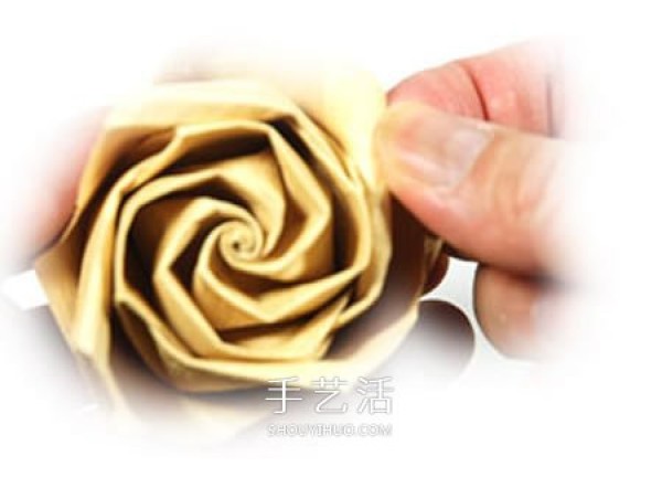 The origami steps of the curled rose, the folding method of the hand-rolled paper rose