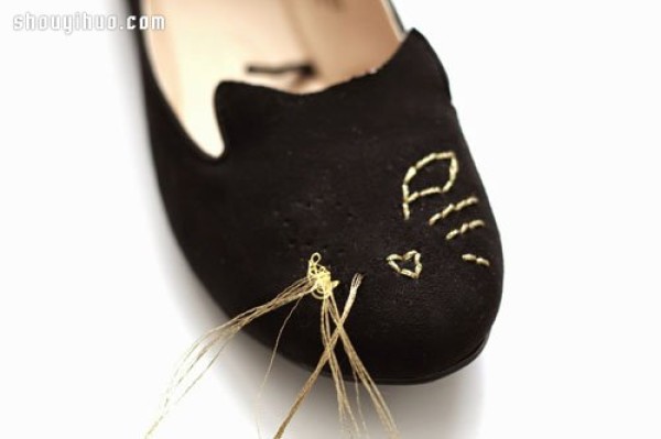 Flat cloth shoes are handmade into DIY funny cat facial makeup shoes