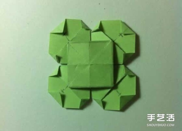 A piece of paper to fold a four-leaf clover, an illustration of the steps to fold a creative four-leaf clover