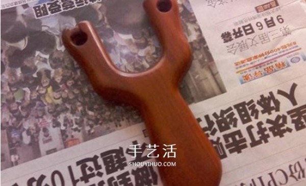 The solid wood slingshot making process illustrates the method of making a homemade solid wood slingshot