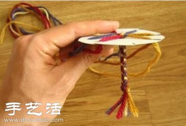 How to weave a bracelet out of cardboard