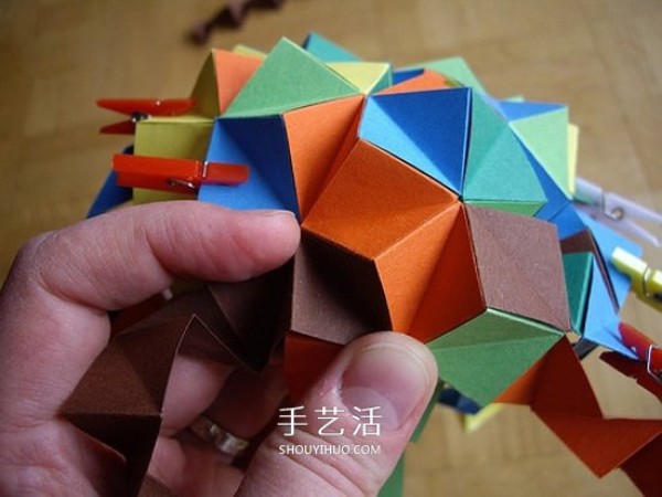 The steps of folding a paper ball and the picture of the detailed steps of origami balls