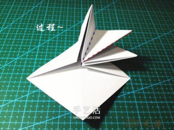 Illustration of how to fold a three-dimensional car, how to fold a hand-made origami car