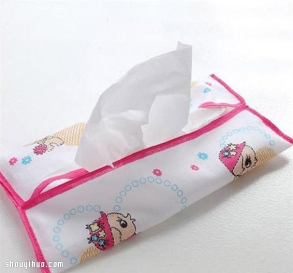 A simple method to make a fabric tissue box using a handkerchief or towel