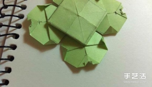 A piece of paper to fold a four-leaf clover, an illustration of the steps to fold a creative four-leaf clover