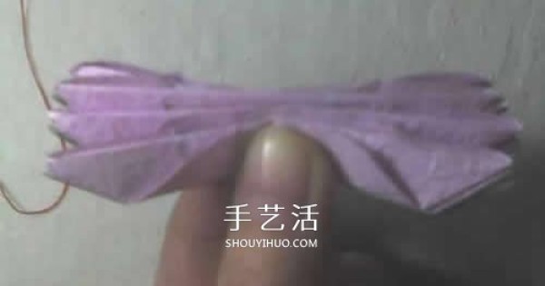 The origami method of praying lotus illustrates the folding steps of a simple lotus