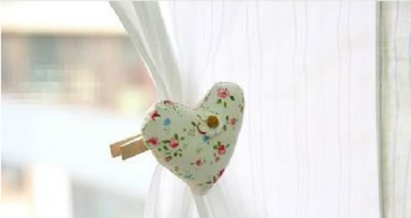 Try hand-making non-woven heart-shaped decorative clips