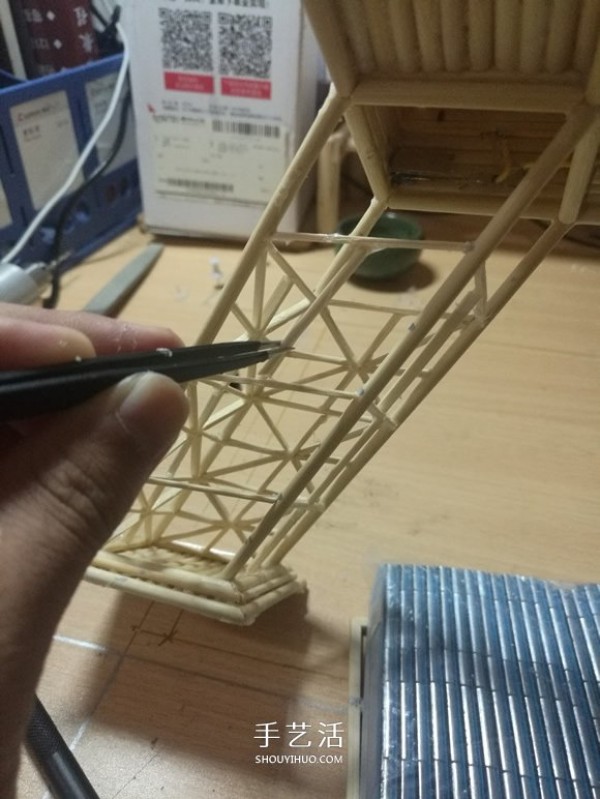 Detailed illustrated tutorial on making the Eiffel Tower model by hand using bamboo sticks