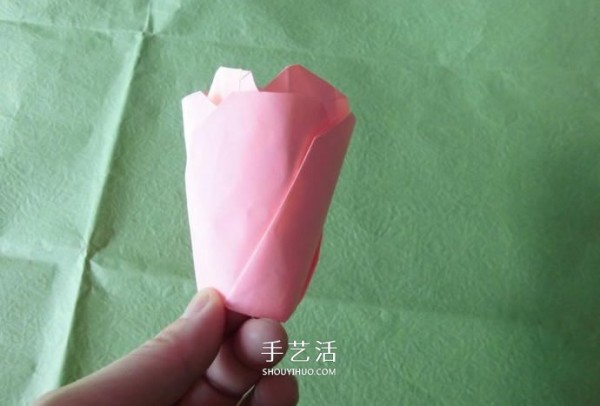 How to fold a wine glass rose and illustrate the process of handmade origami wine glass roses