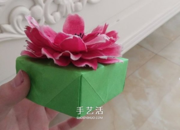 How to fold a square gift box with origami illustrations of a gift box with flowers