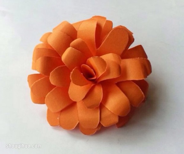 How to make paper flowers, illustrated with simple steps for making handmade paper flowers