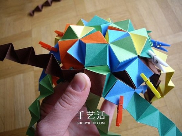 The steps of folding a paper ball and the picture of the detailed steps of origami balls