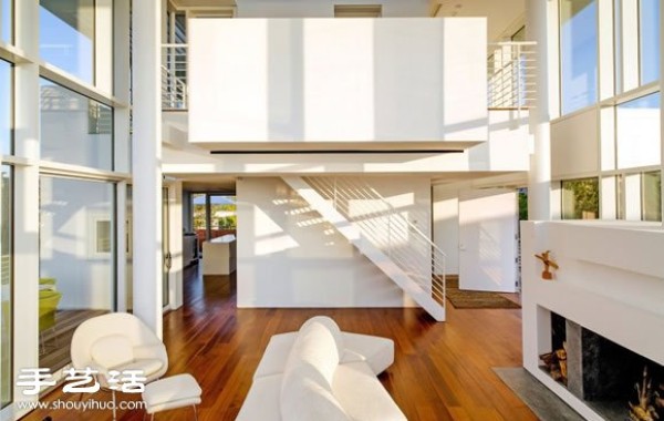 White villa decoration design that embraces the natural light of the harbor