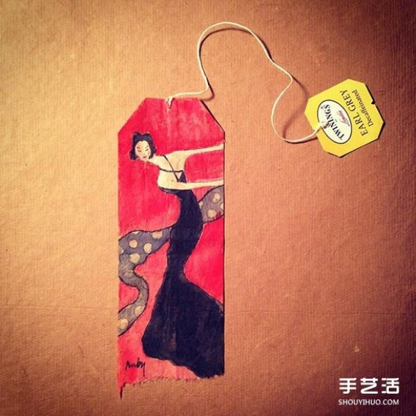 Turn waste into treasure: An artist uses a drunk tea bag as a canvas to write a diary