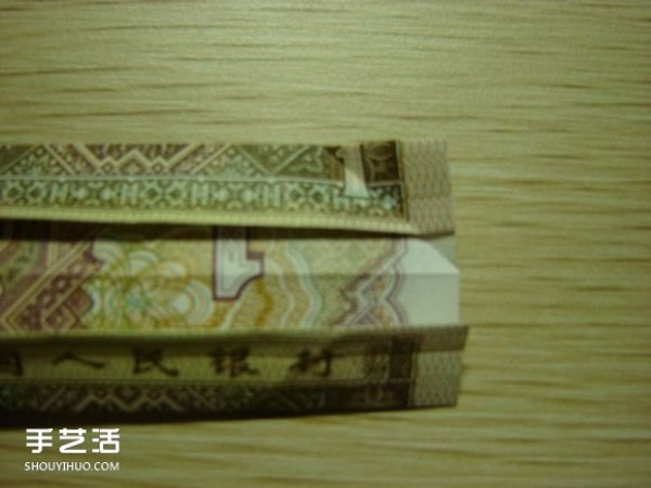 Paper money origami camera illustration and a detailed explanation of how to fold a dollar bill into a camera