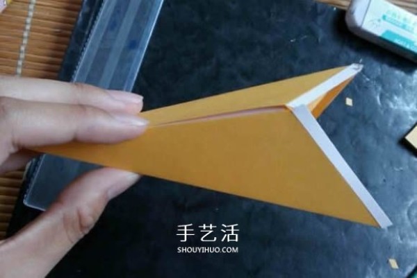 How to use cardboard to make a three-dimensional five-pointed star. Illustration of the folding method