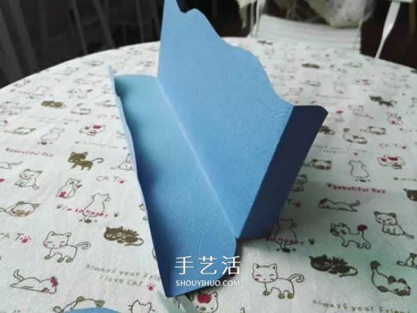 Children can make simple paper toys to control dolphins to swim around