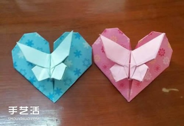 Illustrations on how to fold a butterfly flying into a heart, step-by-step instructions on origami with a butterflys heart shape