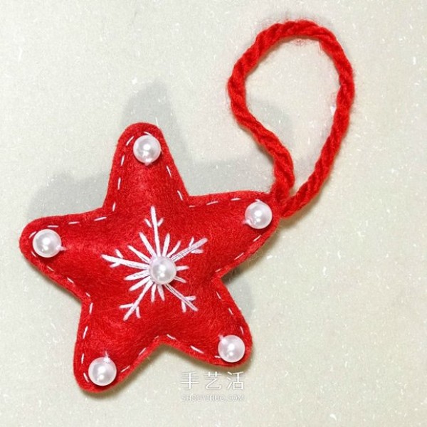 Illustrations of super cute handmade Christmas tree pendants made of non-woven fabrics