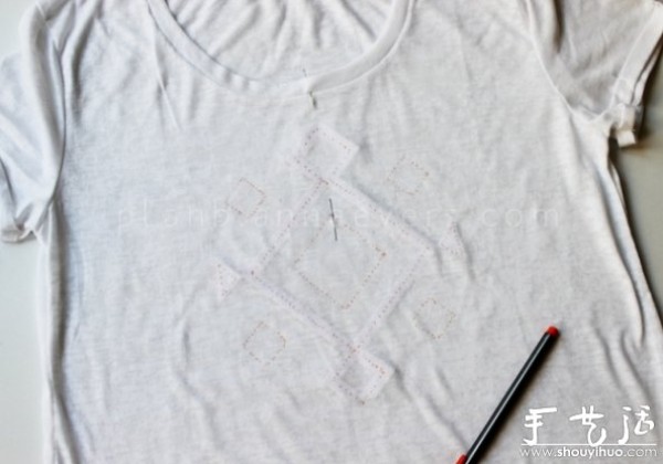 Tutorial on transforming a white T-shirt into a personalized T-shirt