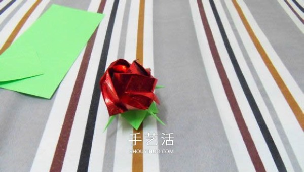 Tutorial on handmade origami flower holders can perfectly match Kawasaki roses