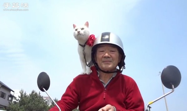 The happy life of Ryuunosuke, the Japanese version of the cat on the shoulder, and the cute old man