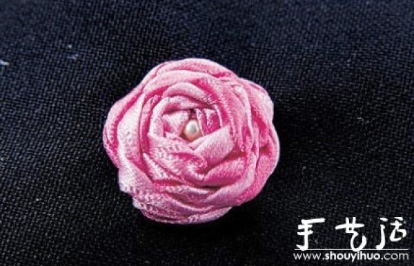 Tutorial on weaving exquisite roses with ribbons