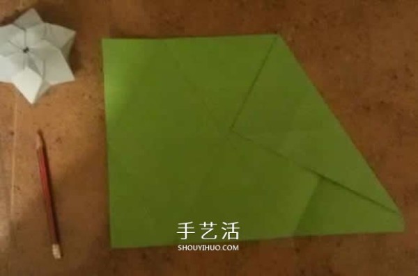 How to fold beautiful paper flowers, step-by-step illustration of hand-made origami six-pointed star flower