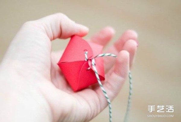 How to make a strawberry-shaped wedding candy box from a strawberry packaging box