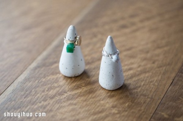 Super simple DIY hand-making tutorial for conical soft clay ring setting