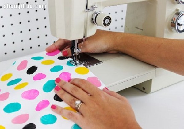 How to hand-paint a colorful hand-painted pillow DIY