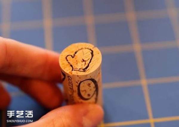 How to make a seal from a red wine bottle stopper.French cork stamp DIY tutorial