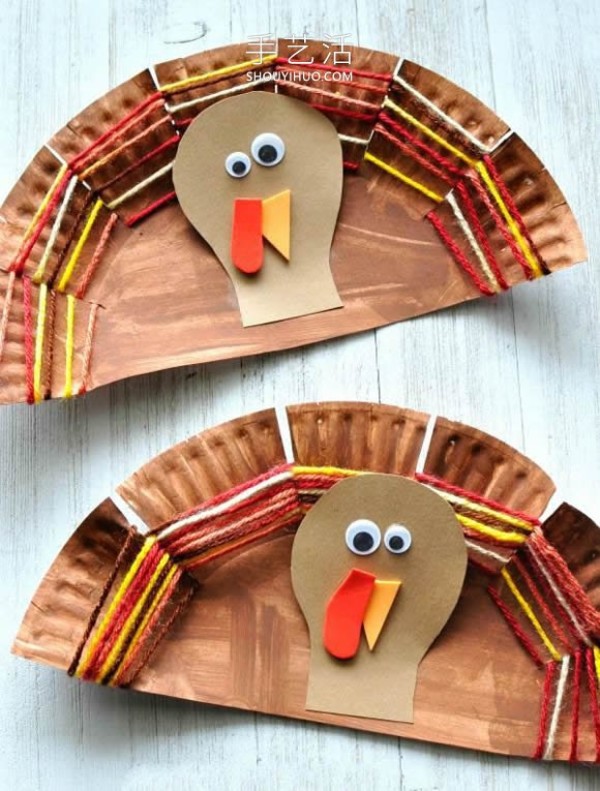 Illustration of a simple and creative hand-making method of paper plate turkey