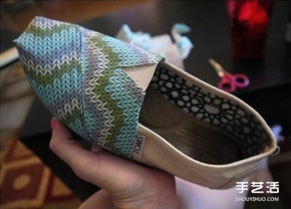 Step-by-step tutorial on how to decorate and transform old shoes, DIY old shoes