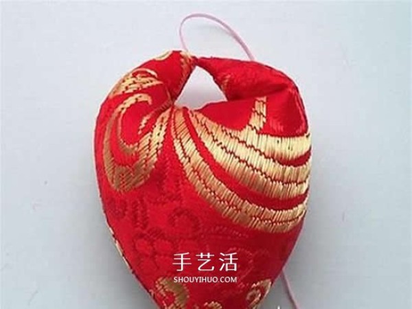 How to make traditional Chinese sachets, illustrations of DIY non-woven heart-shaped sachets